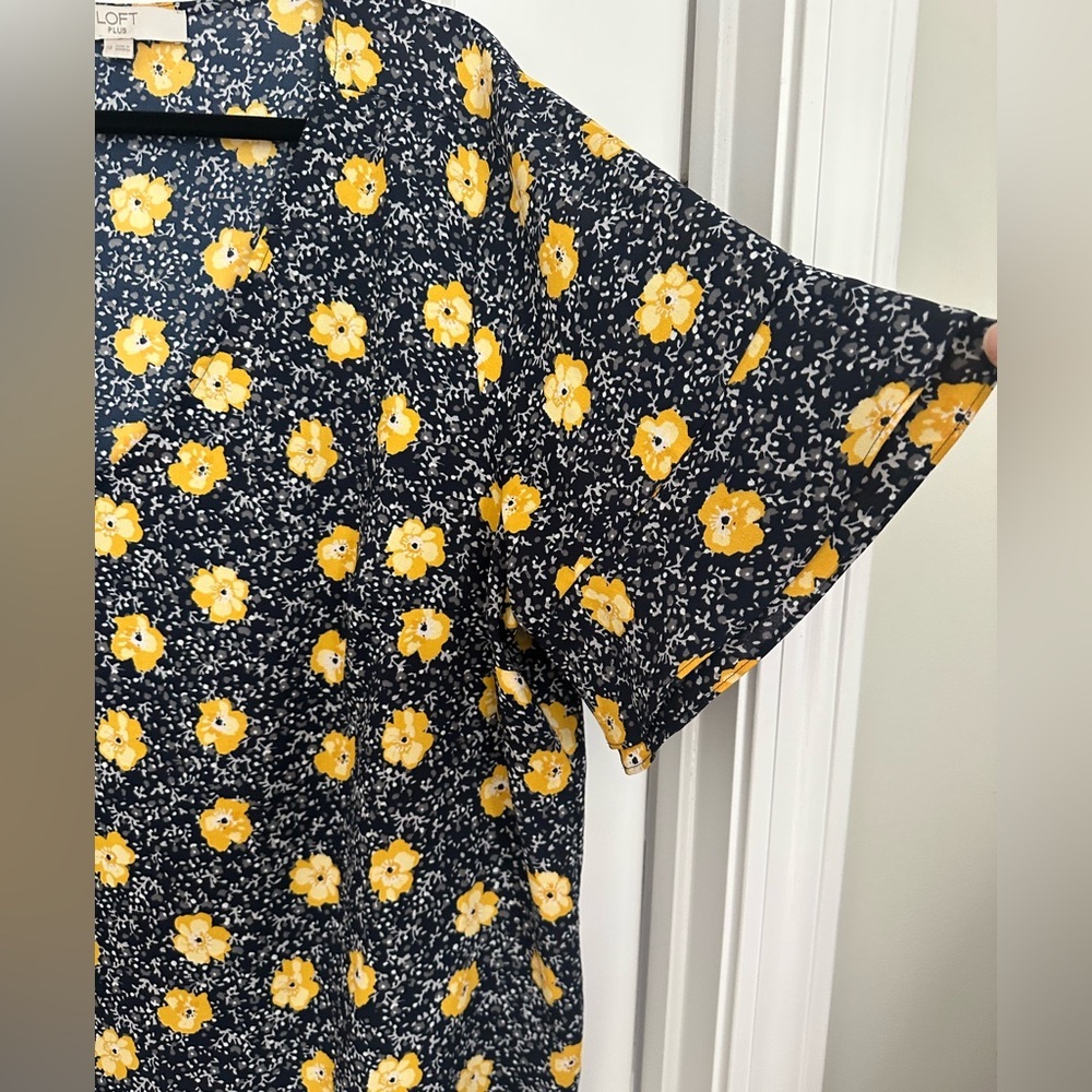 NWOT - never worn Loft Plus Floral Navy and Yellow Women's Top - Picture 3 of 5